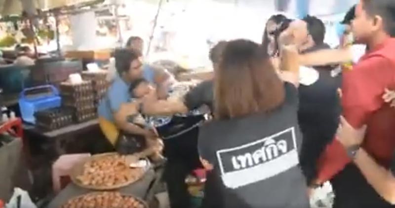 พ่อค้าปะทะเทศกิจ