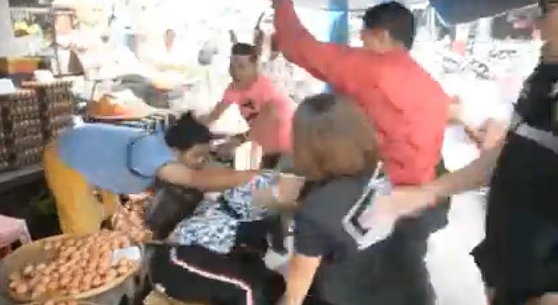 พ่อค้าปะทะเทศกิจ