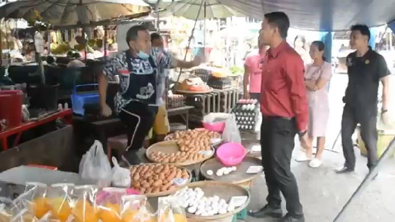 พ่อค้าปะทะเทศกิจ