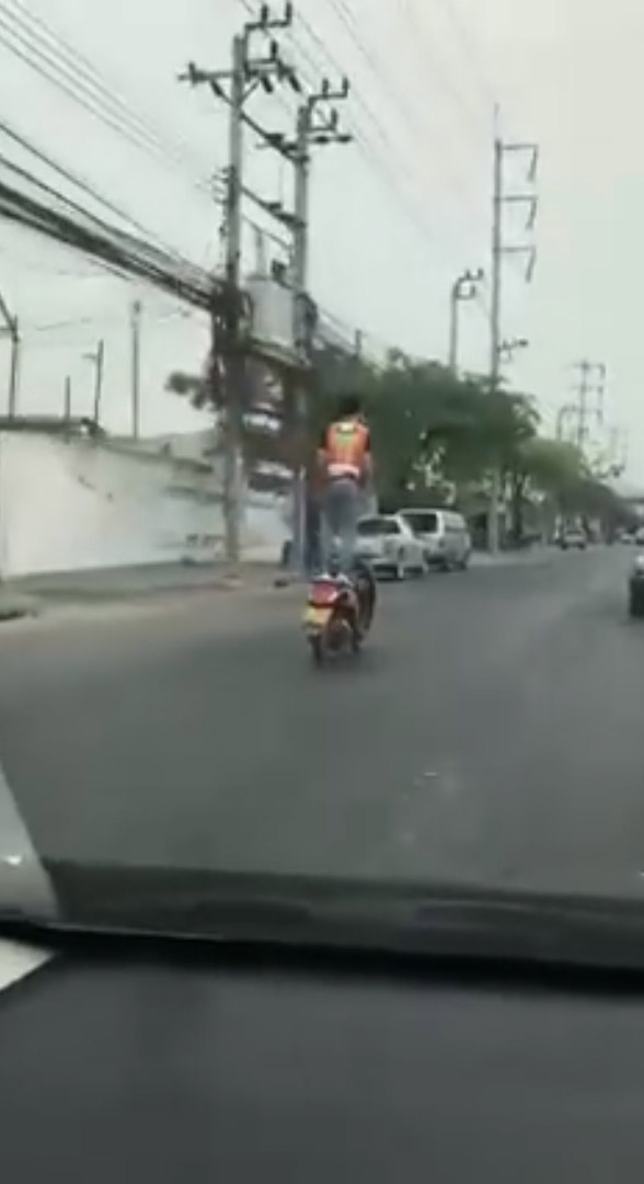 ยืนขี่มอเตอร์ไซค์