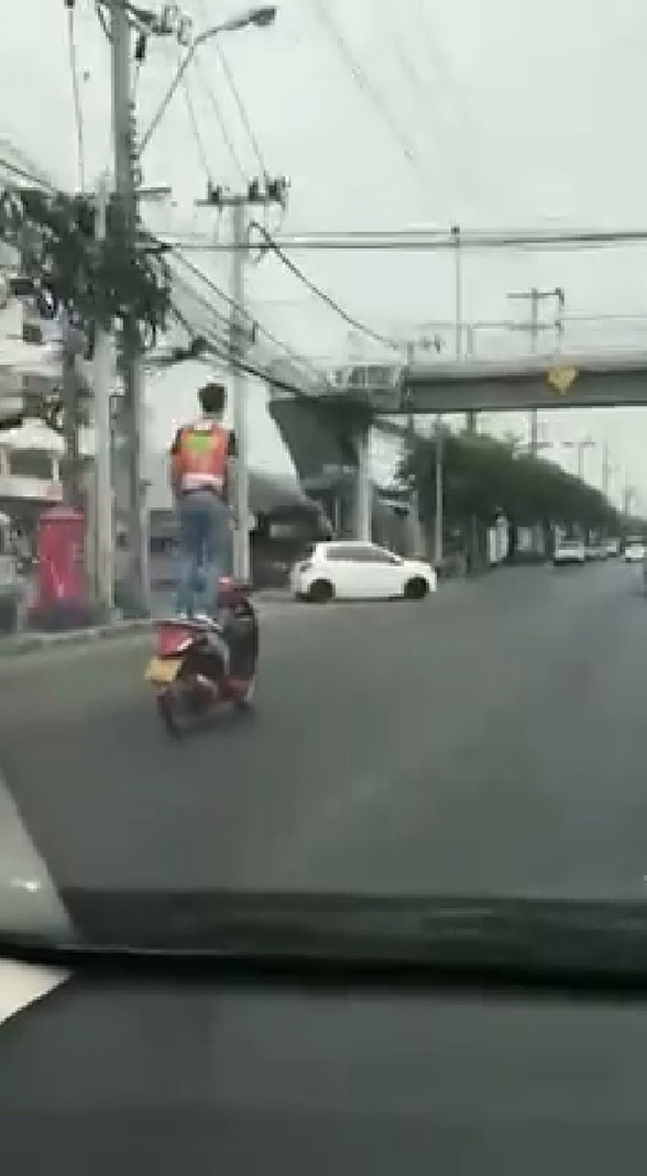 ยืนขี่มอเตอร์ไซค์