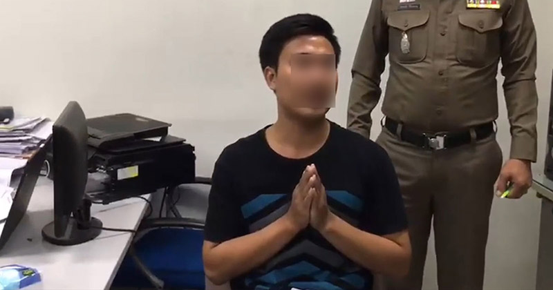 ยืนขี่มอเตอร์ไซค์