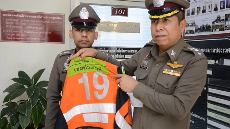 ยืนขี่มอเตอร์ไซค์