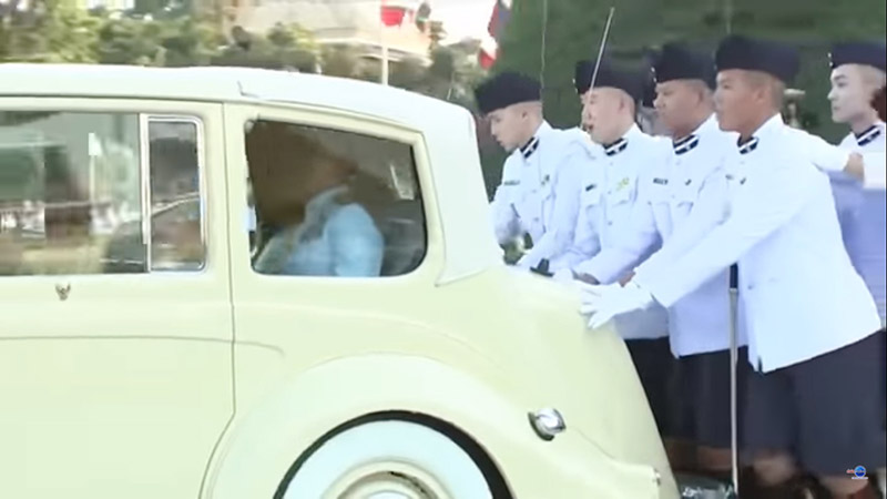 เข็นรถยนต์พระที่นั่ง