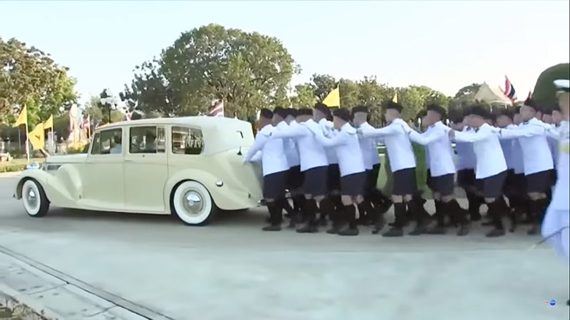 เข็นรถยนต์พระที่นั่ง