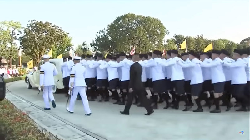 เข็นรถยนต์พระที่นั่ง