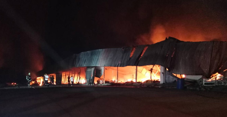 รถชนร้านเฟอร์นิเจอร์