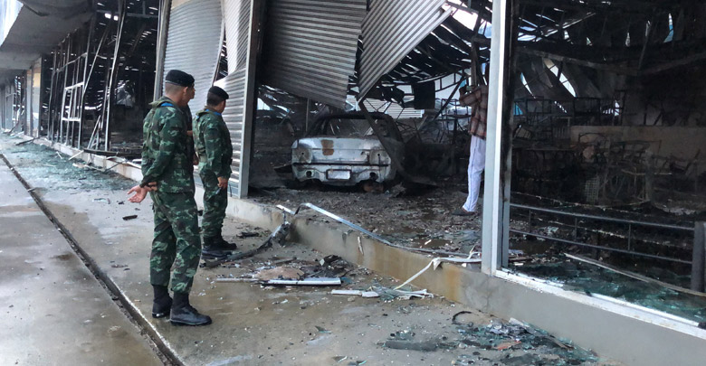 รถชนร้านเฟอร์นิเจอร์