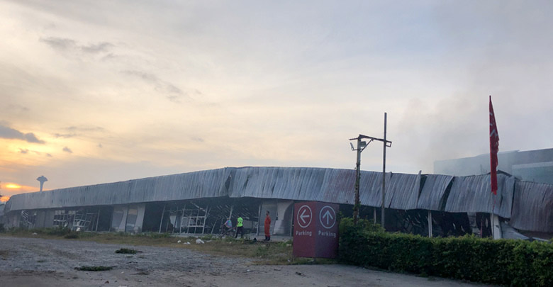 รถชนร้านเฟอร์นิเจอร์