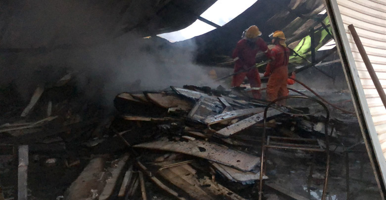 รถชนร้านเฟอร์นิเจอร์