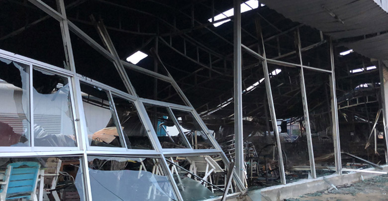 รถชนร้านเฟอร์นิเจอร์