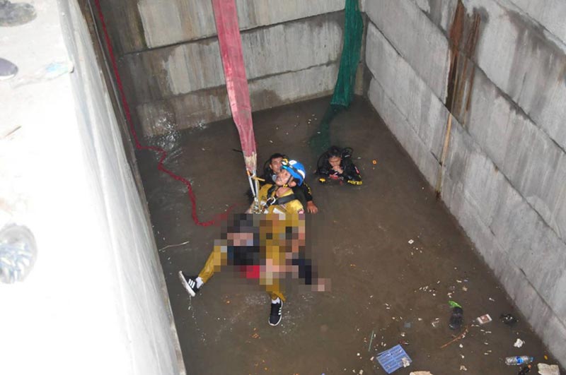 รถตกบ่อ