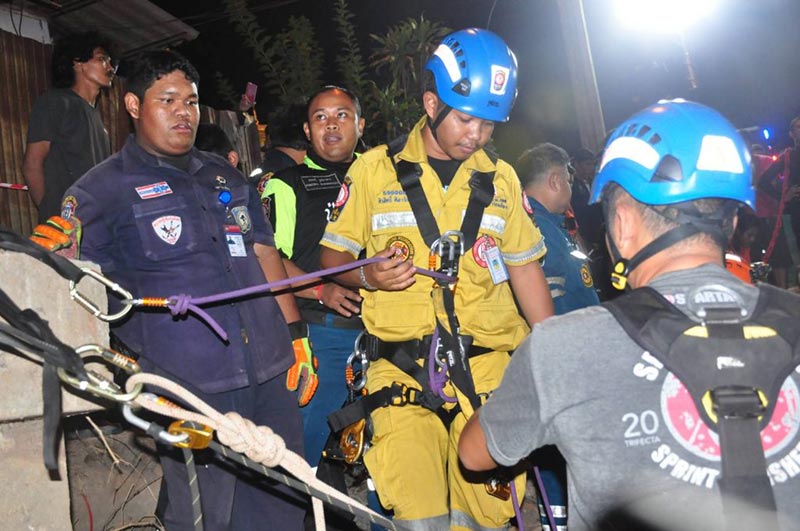 รถตกบ่อ