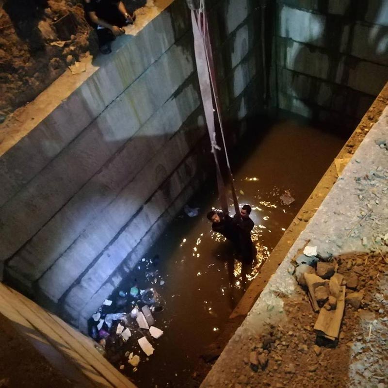 รถตกบ่อ