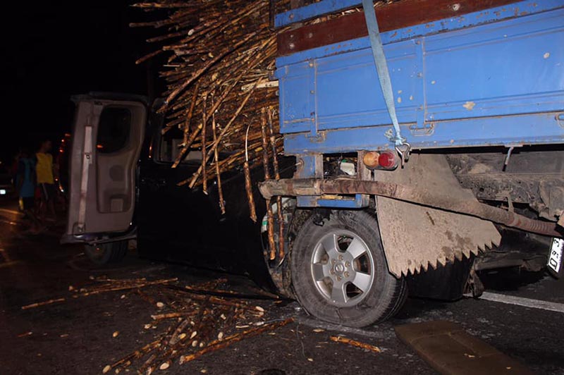 กระบะชนท้ายรถบรรทุก