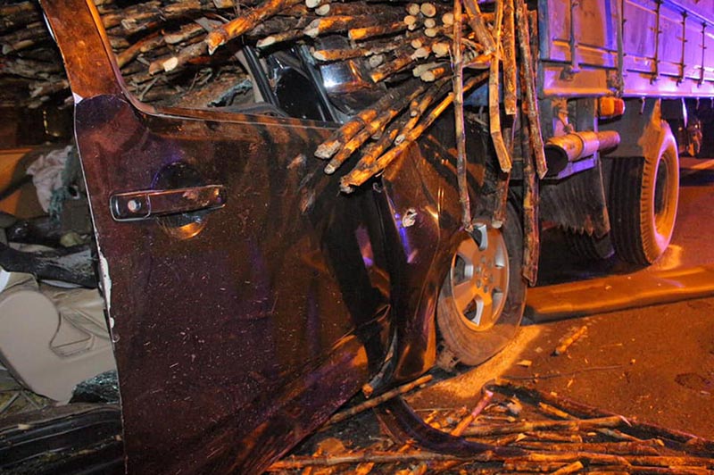 กระบะชนท้ายรถบรรทุก