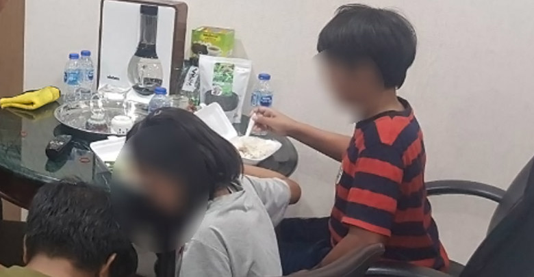 เด็กลูกครึ่งหนีออกจากบ้าน