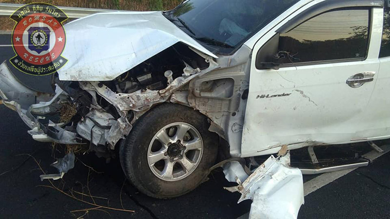 กระบะชนต้นไม้