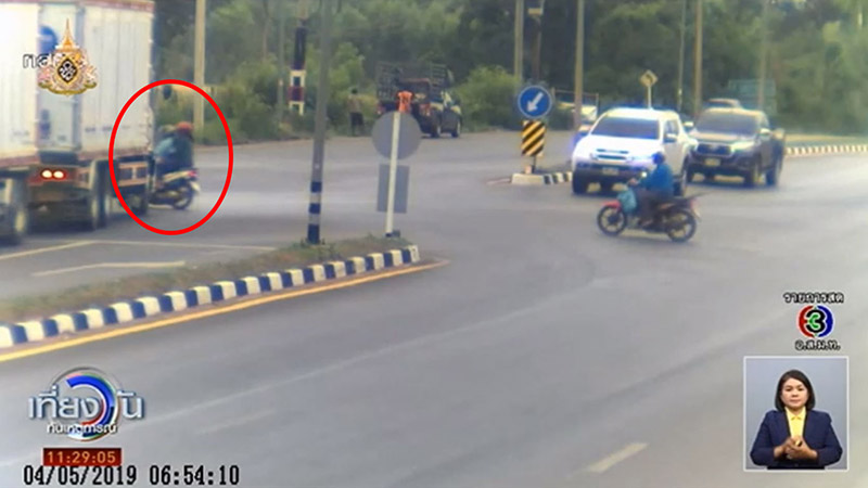 มอเตอร์ไซค์ตัดหน้ารถพ่วง