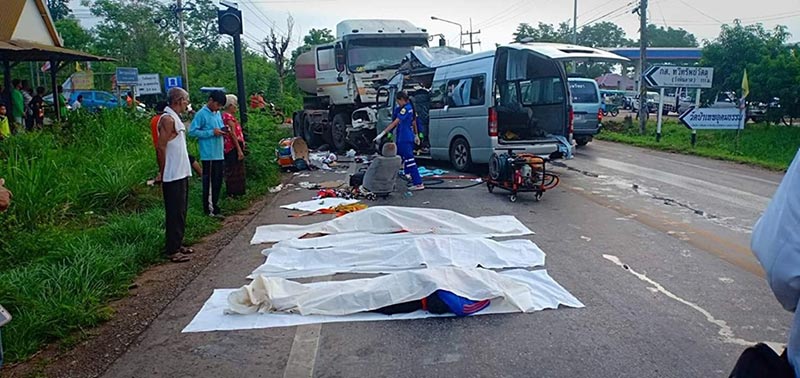 รถตู้ชนรถพ่วง