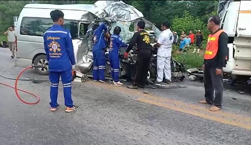 รถตู้ชนรถพ่วง