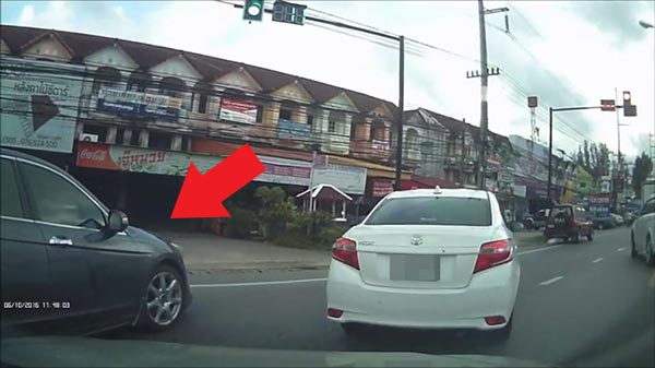 ขับรถแทรกเลน