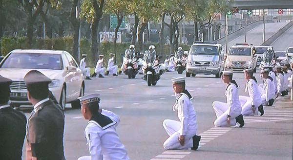 ท่าคุกเข่าวันทยาหัตถ์