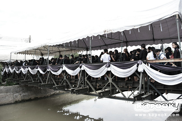 กราบพระศพ