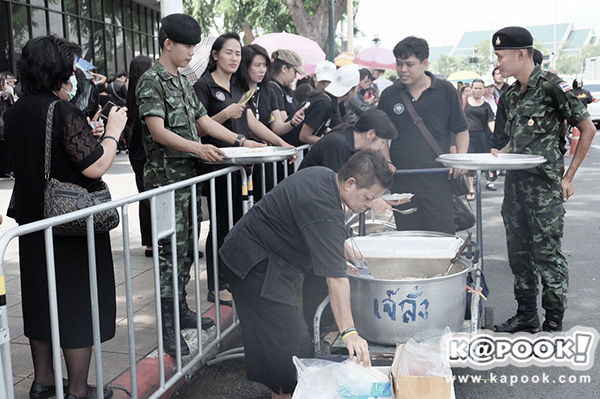 กราบพระศพ