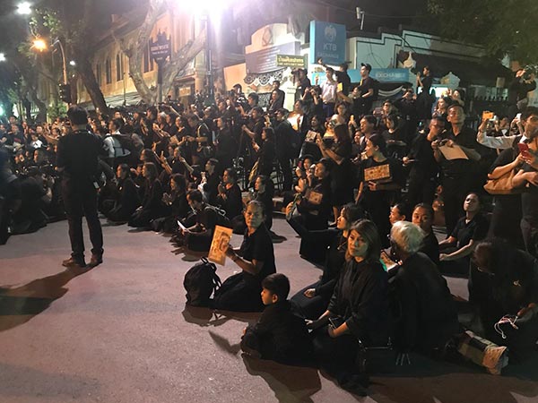 กราบพระบรมศพ