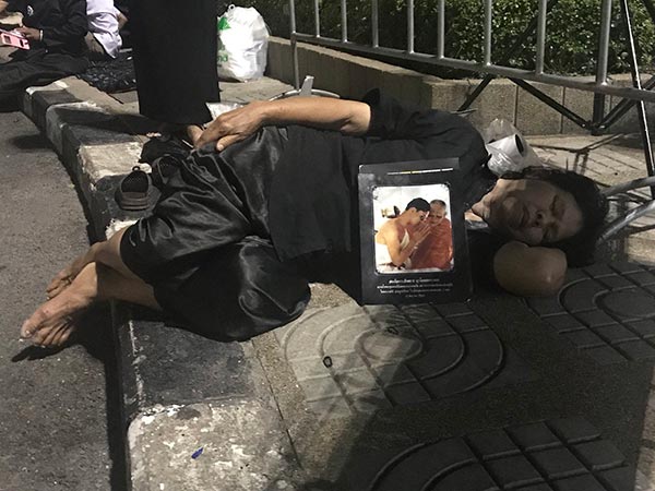 กราบพระบรมศพ