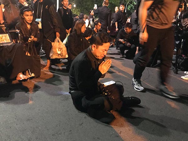 กราบพระบรมศพ