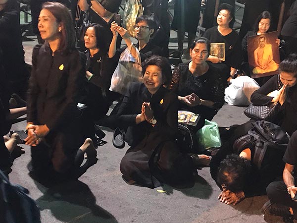 กราบพระบรมศพ