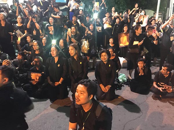 กราบพระบรมศพ