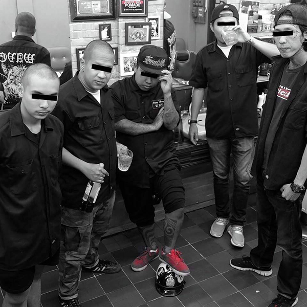 เหยียบหมวกตำรวจ