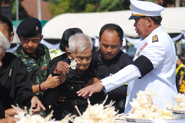 วางดอกไม้จันทน์