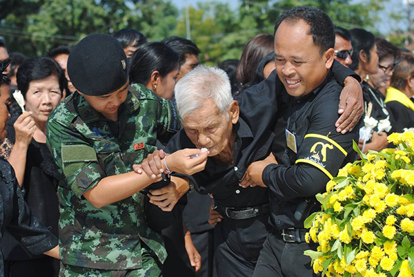 วางดอกไม้จันทน์