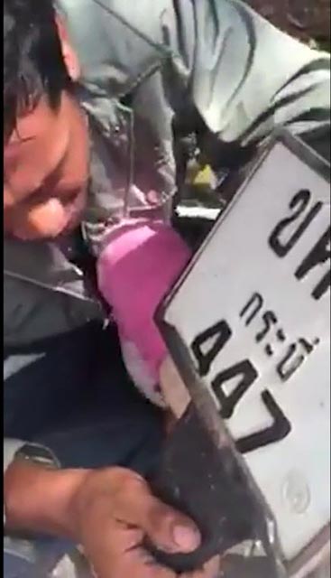 กอดตุ๊กตาร้องไห้