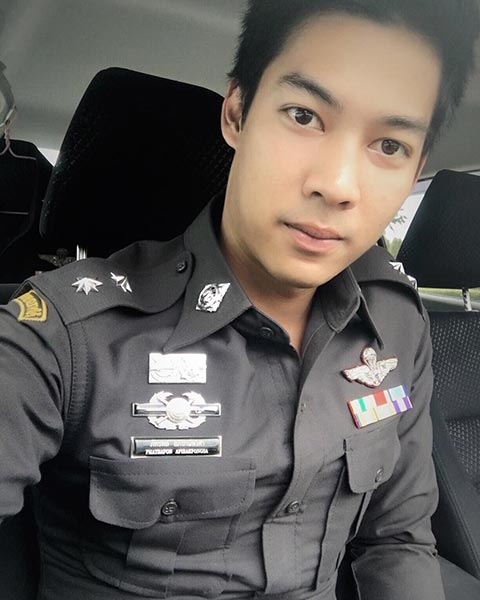 ตำรวจหล่อ