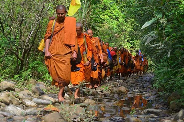 เดินธุดงด์ถวายแด่ในหลวง