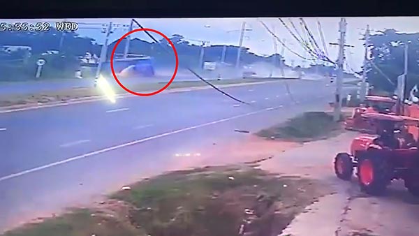 รถบัสนักเรียนเสียหลัก