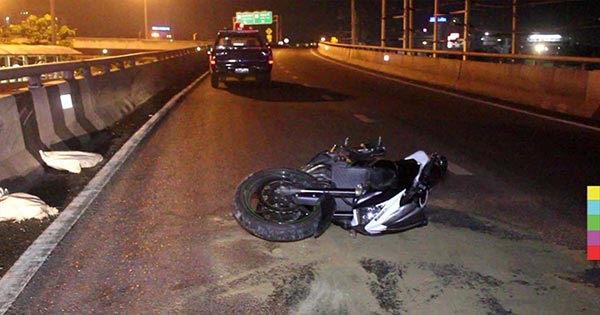 บิ๊กไบค์ชนขอบสะพาน