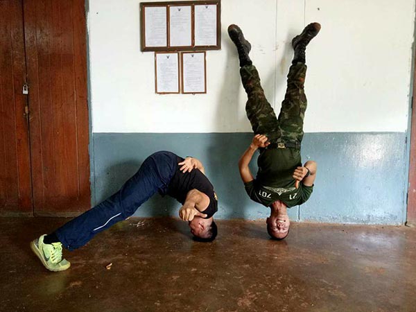 ท่าหัวปักพื้น