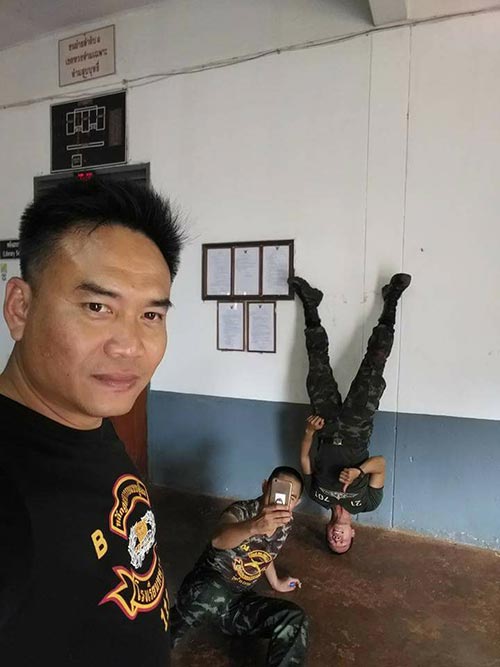 ท่าหัวปักพื้น