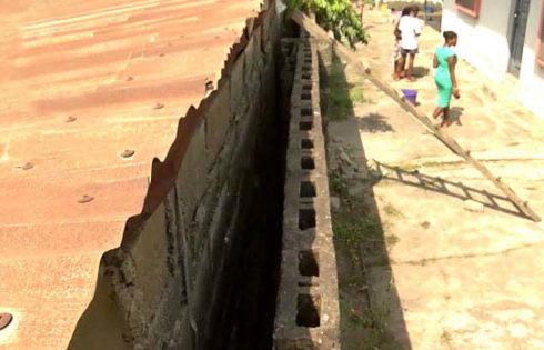 เด็กติดซอกกำแพง