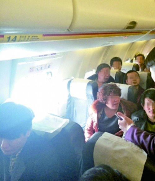 ผู้โดยสารจีน เปิดประตูฉุกเฉิน