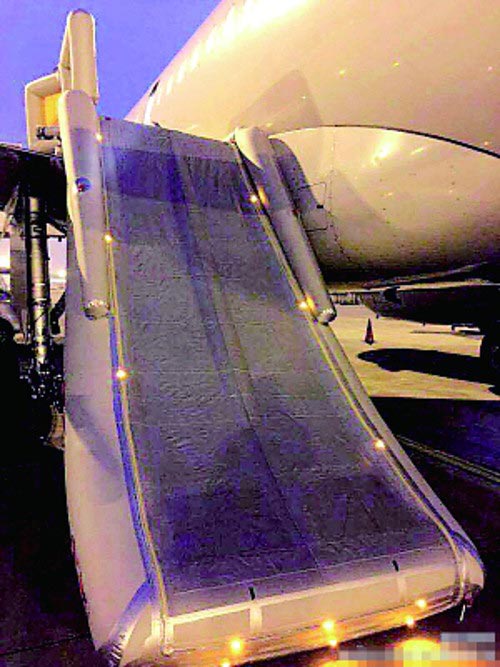 ผู้โดยสารจีน เปิดประตูฉุกเฉิน