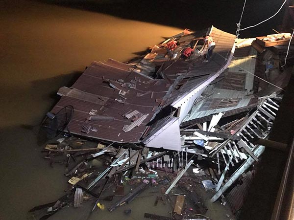 ร้านอาหารถล่ม