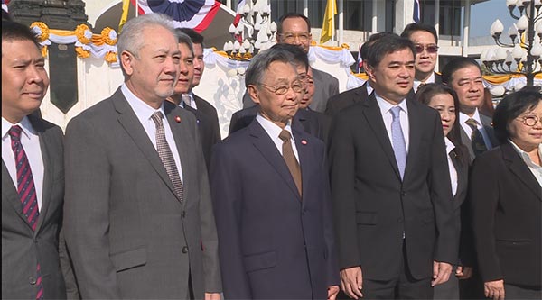 ชวน หลีกภัย