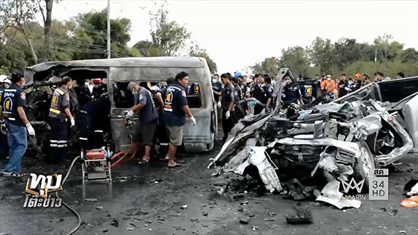 รถตู้ชนรถกระบะ